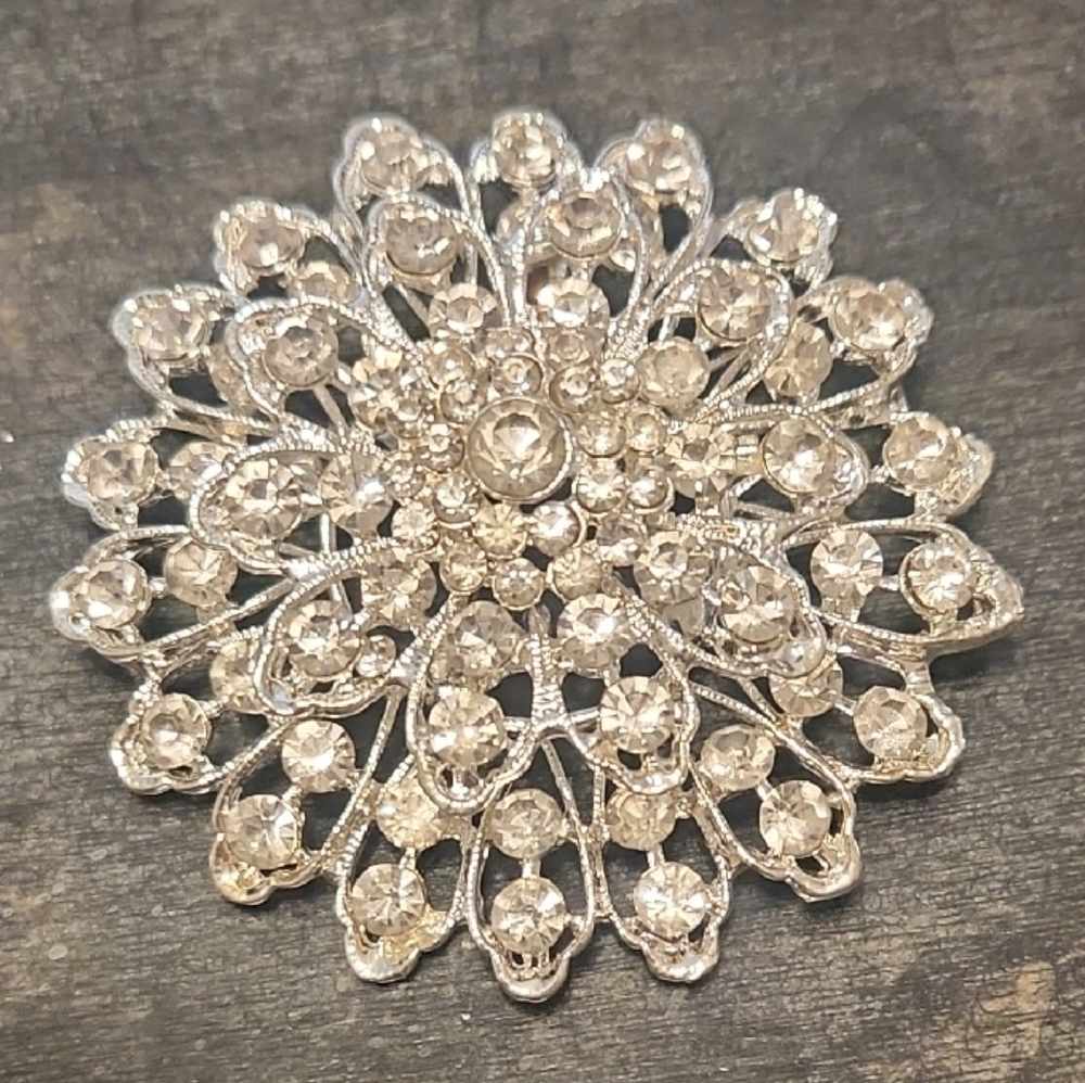 Elegant Silver Floral Brooch